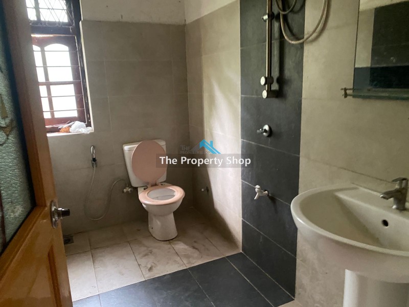 perches with 02 story house for sale in Kundasale* Ideal for Residence purpose.* 06Bedrooms with 04 bathroom* Good environment.* Parking available for 03 vehicles in front space.* Water, Electricity, telephone facilities are available. * Documents in order• This Location is situated near Kundasale Main road (only 600m)• Good neighborhood.• Quiet natural surroundings.• Taxi Stand, Shops, mini Supermarkets, Bank: few minutes. • Price can be Negotiable☆ : Kandy town 5 km :Pallekale Ground 3km : SLIIT,CIBA 1kmCall us for an appointment to visit the property.Please contact us for more Details: Hotline - 0777 507501 Genuine buyers only.NO BROKERS PLEASE..Visit our website for more properties.